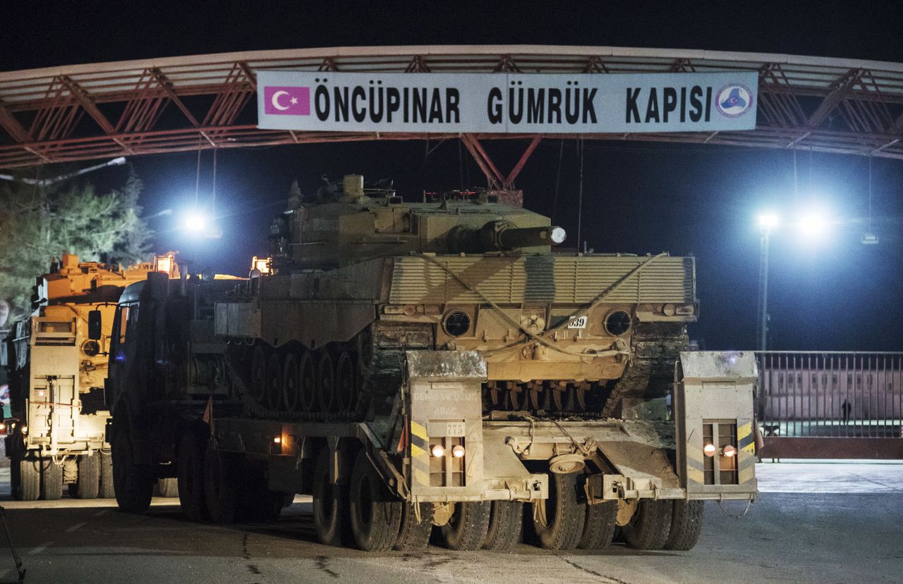 Een Turkse tank op transport aan de grens met Syrië.