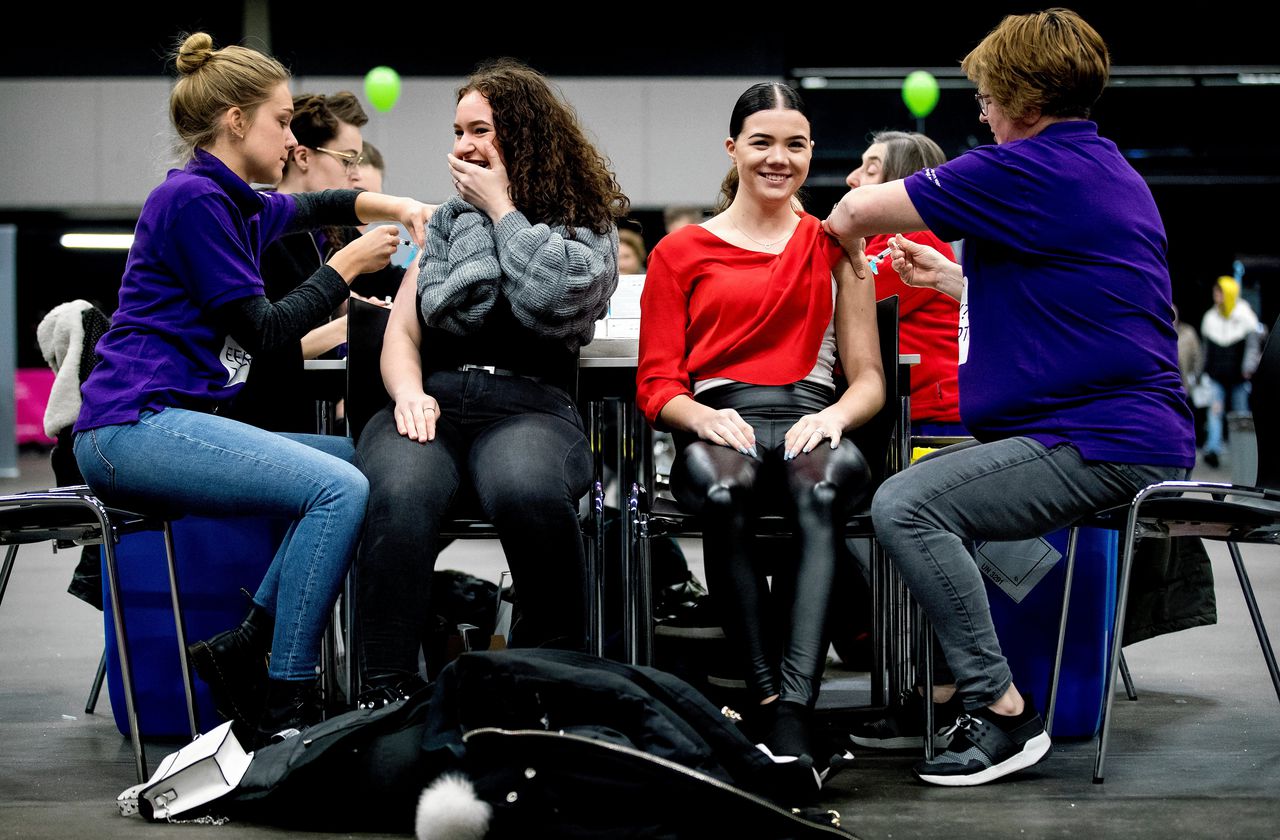 Jongeren worden gevaccineerd tegen HPV, het virus dat baarmoederhalskanker kan veroorzaken, tijdens een vaccinatiedag in het Rotterdamse Ahoy in 2019.
