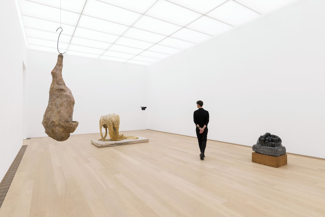 Zaalaanzicht van de expositie ‘Louise Bourgeois - to Unravel a Torment’ in Museum Voorlinden. Van links naar rechts: The Quartered One (1964-1965) Avenza Revisited II (1968-1969), Hanging Janus with Jacket (1968) en Noir Veine (1968).