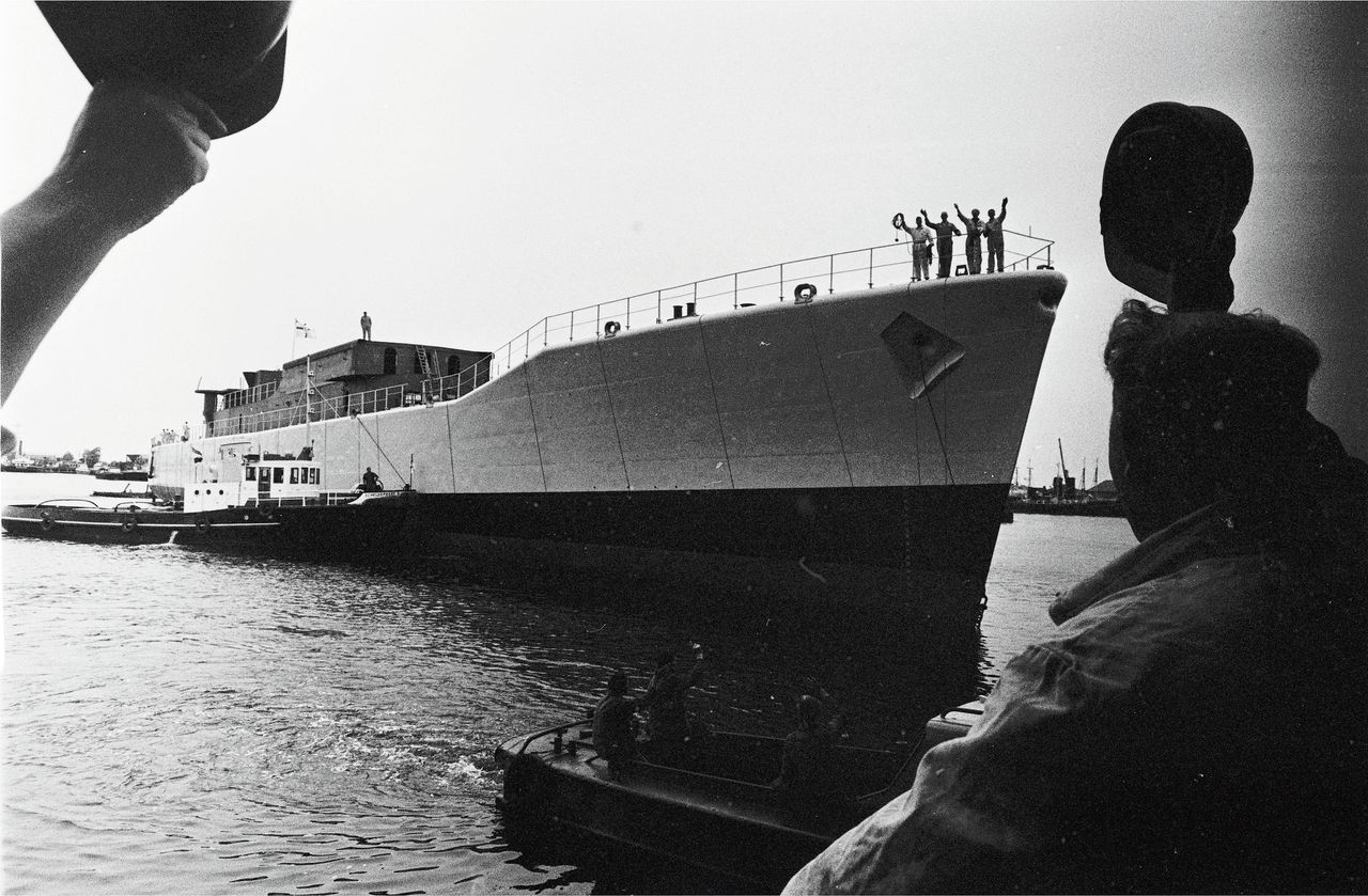 Op de Scheldewerf in Vlissingen is in 1966 het fregat Evertsen te water gelaten. Werklieden van de werf wuiven de Evertsen uit.