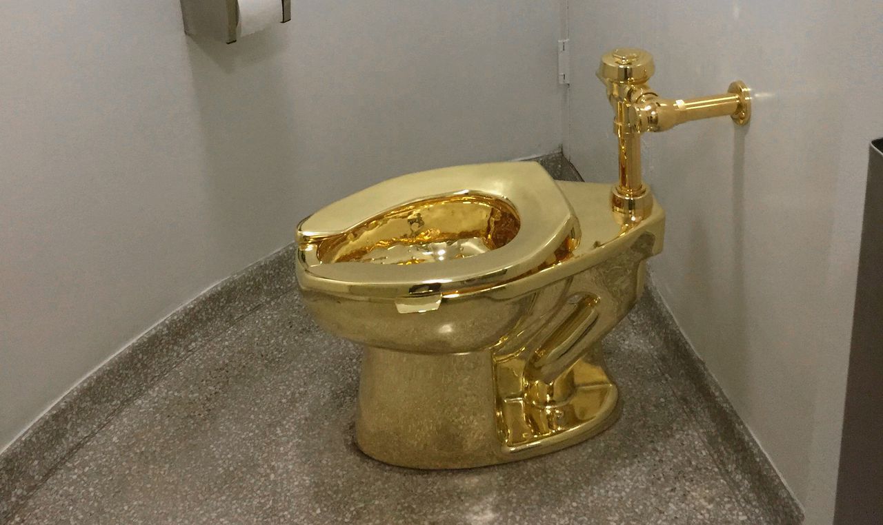 De gouden wc-pot, een kunstwerk met de titel America, in het Guggenheim in New York.