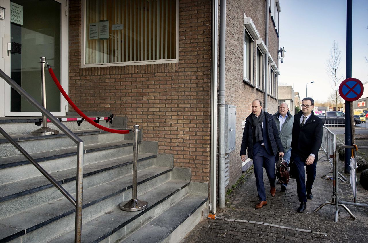Advocaten Sander Janssen (links) en Robert Malewicz komt aan bij de zwaarbeveiligde rechtbank De Bunker voor het pleidooi in de strafzaak tegen Willem Holleeder.