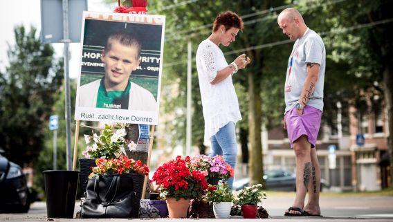 De ouders van Donnie Rog, Anton en Miranda staan bij de plek waar hun zoon vorig jaar juli werd doodgereden door de Bulgaar Milen Y.. Die werd vandaag veroordeeld tot negen maanden cel, waarvan twee voorwaardelijk.