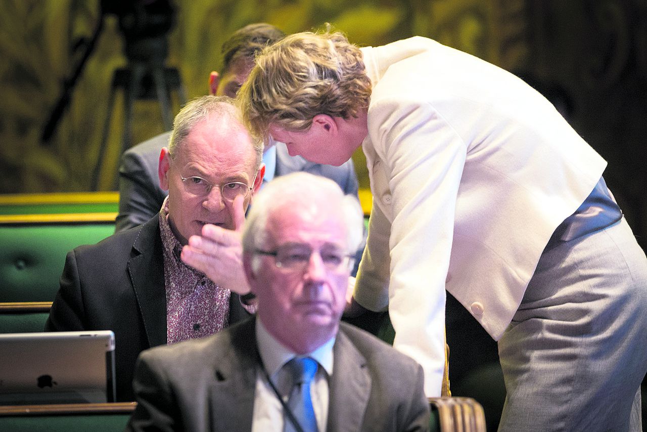 PvdA-senator Adri Duivesteijn speelde een centrale rol in het debat. Boven zet D66-collega Roger van Boxtel hem op de foto; rechtsonder overlegt PvdA-fractievoorzitter Marleen Barth met hem.
