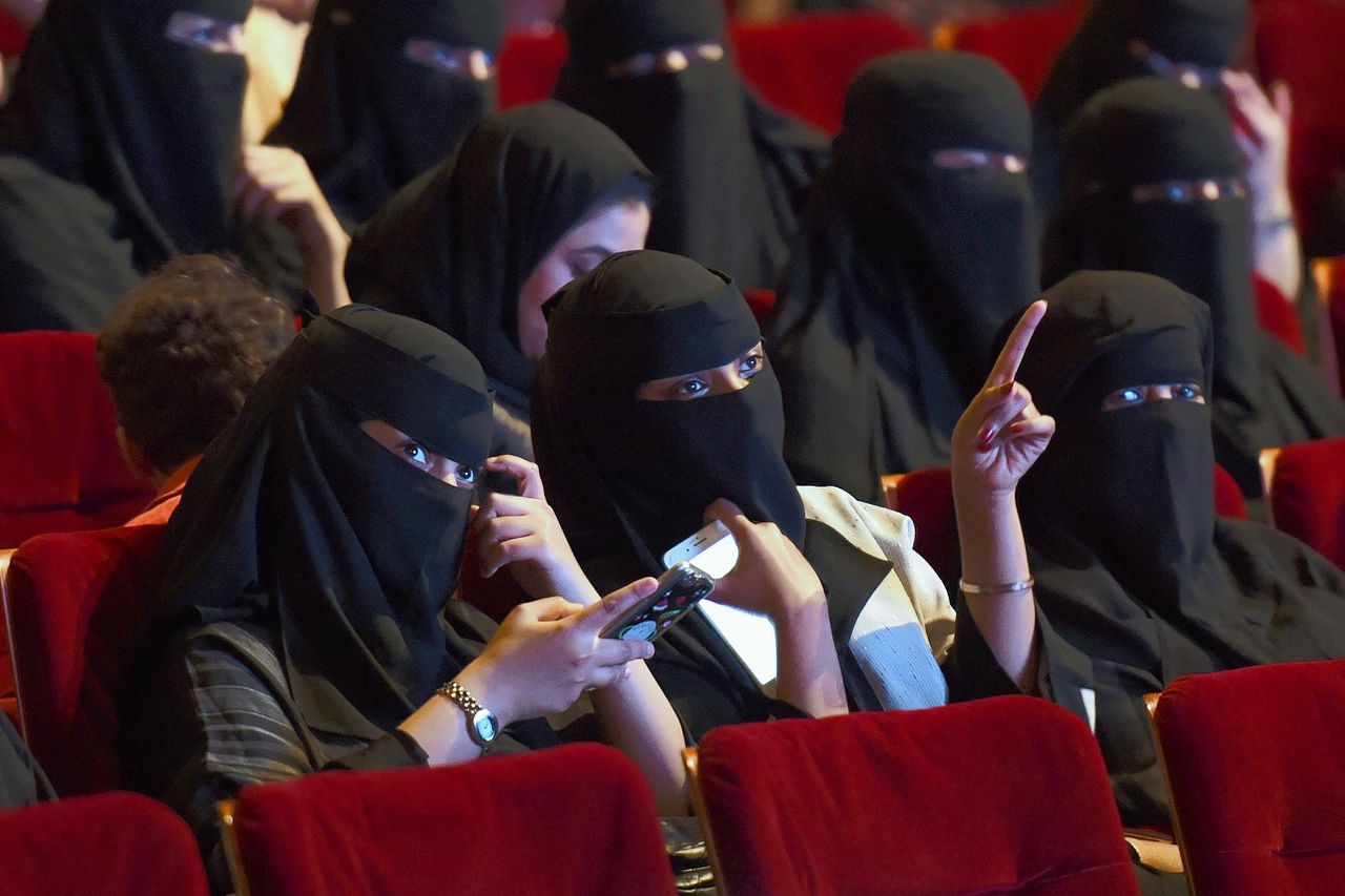 Saoedische vrouwen wonen een filmfestival bij in de hoofdstad Riyad.