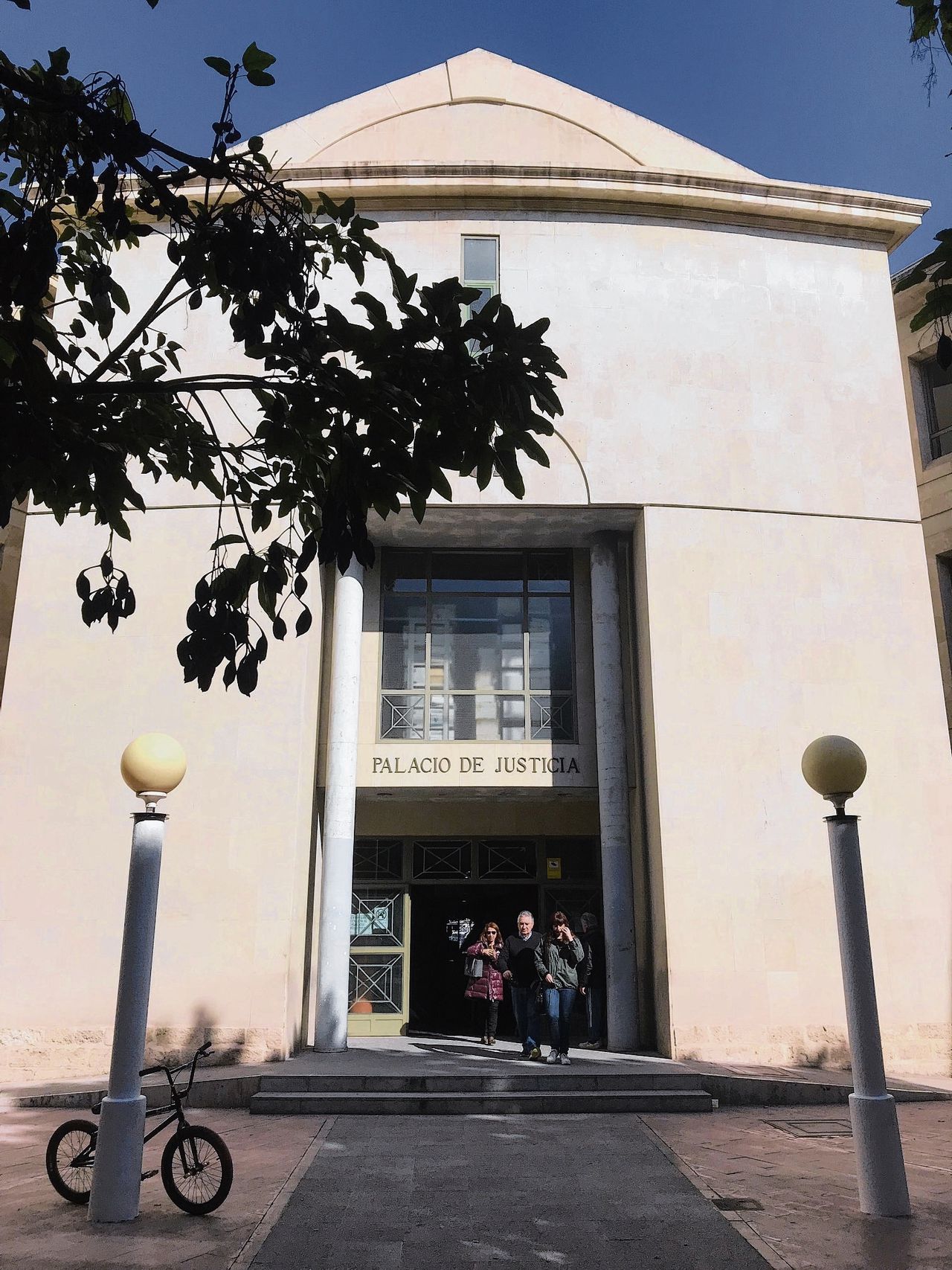 Paleis van justitie in Alicante, waar het proces tegen Charly T. plaatsvindt.