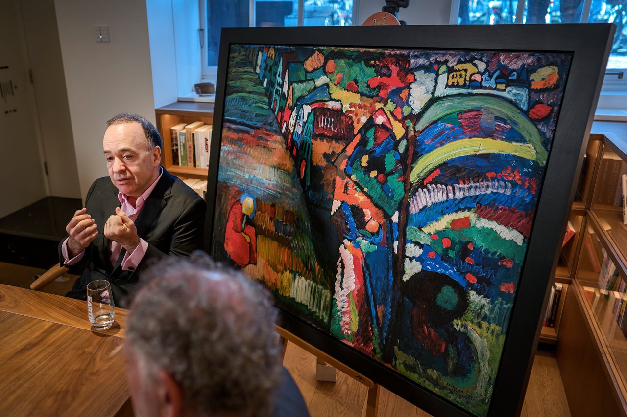 James Palmer, directeur van de Mondex Corporation en zaakwaarnemer van de erven Lewenstein, voor een replica van Kandinsky’s ‘Bild mit Häusern’.