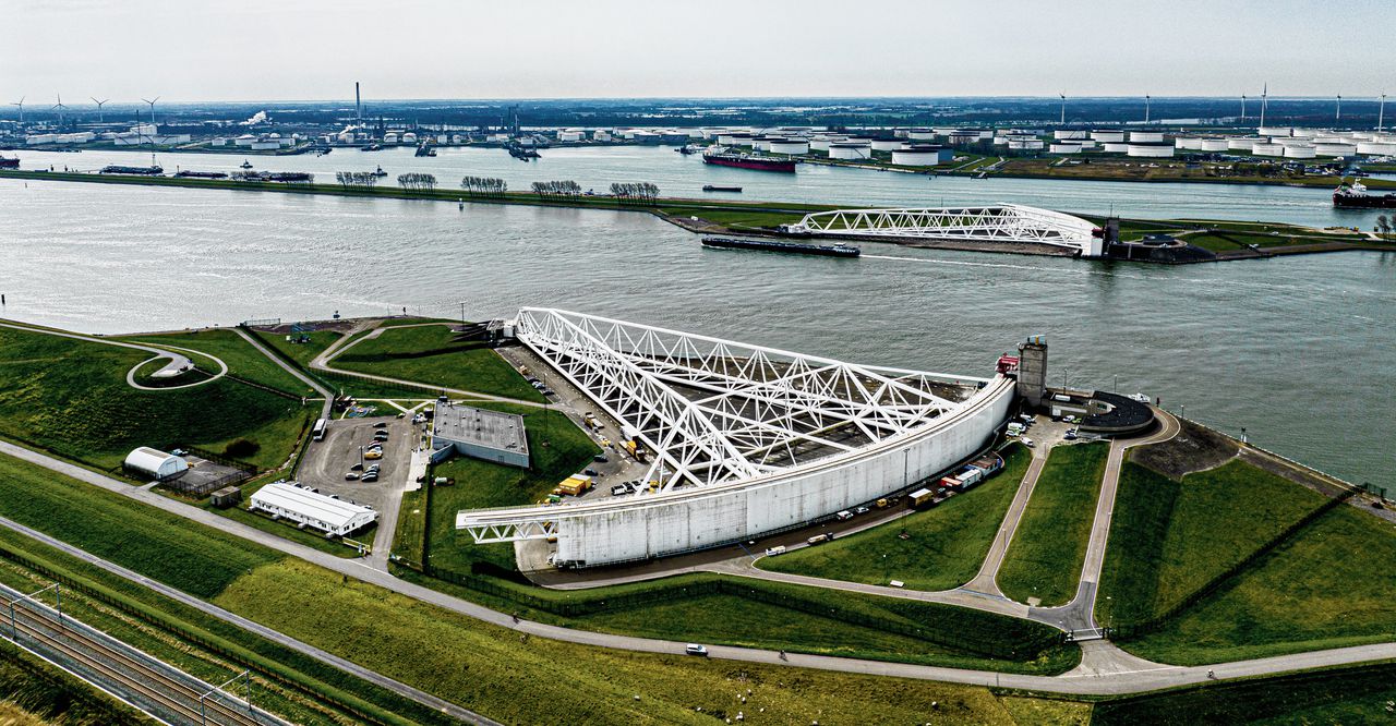 ‘In het land de laatste druppels verdelen terwijl we de Rotterdamse haven met heel veel water doorspoelen’ 