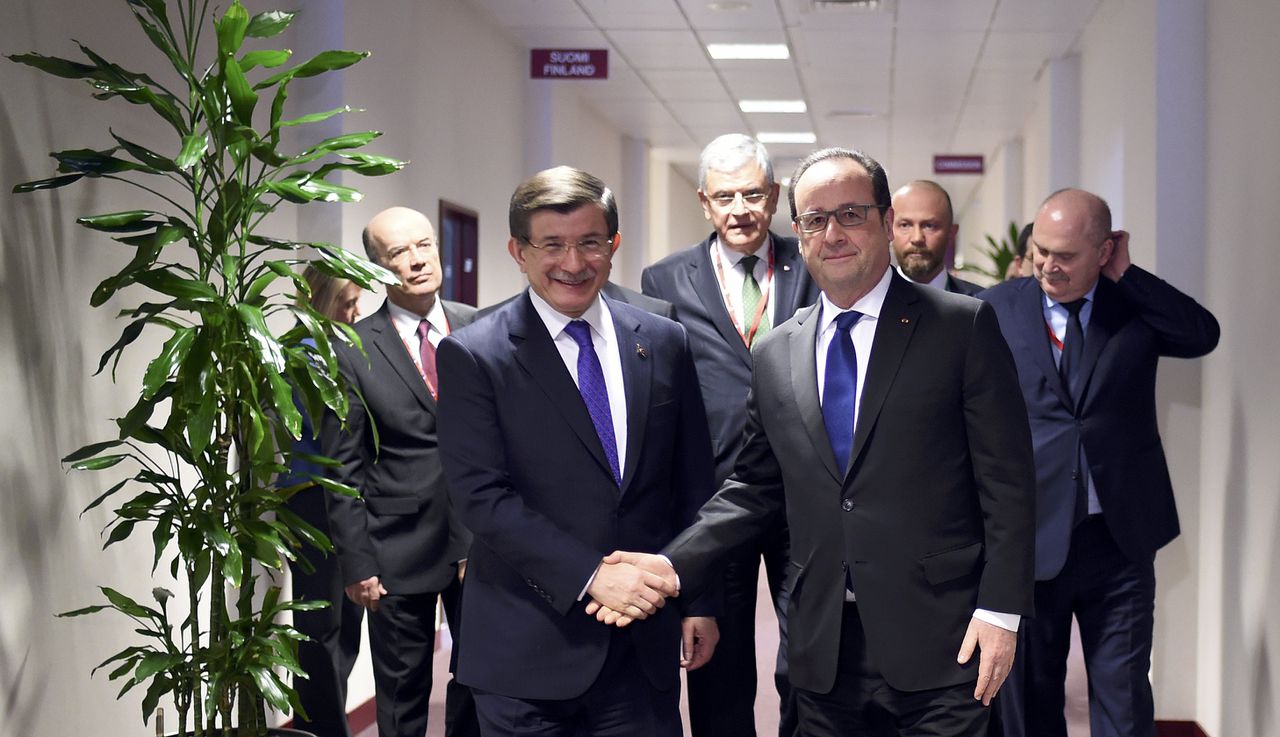 De Turkse premier Davutoglu ontmoet de Franse president Hollande voorafgaand aan de onderhandelingen tussen de EU en Turkije over de vluchtelingenstroom.