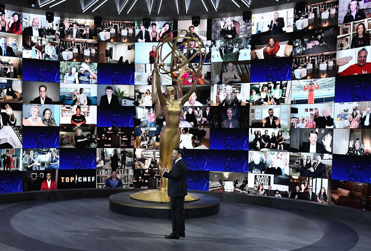 Jimmy Kimmel presenteert de 72ste editie van de Emmy Awards vanuit een lege zaal in Los Angeles met liveverbindingen met alle genomineerden.