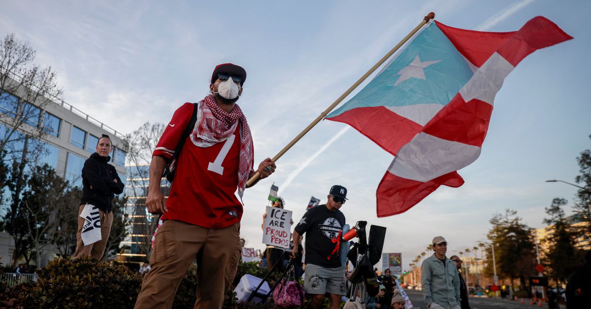 Buiten de Super Bowl is ICE nergens te bekennen en worden Bad Bunny en Puerto Rico zorgeloos gevierd. ‘Dit optreden betekent heel veel voor ons’