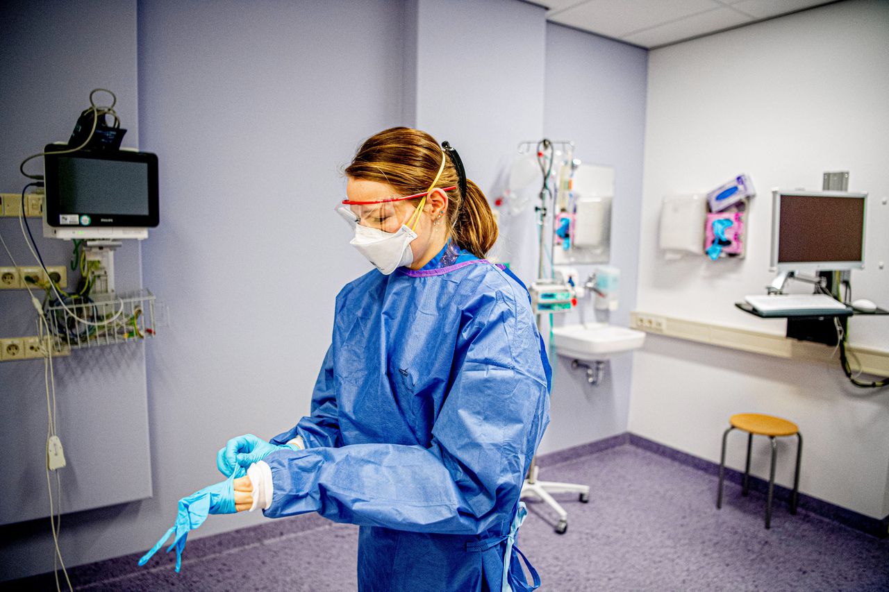 Illustratief beeld: Een verpleegkundige maakt de quarantainekamer klaar voor coronapatiënten in een ziekenhuis.