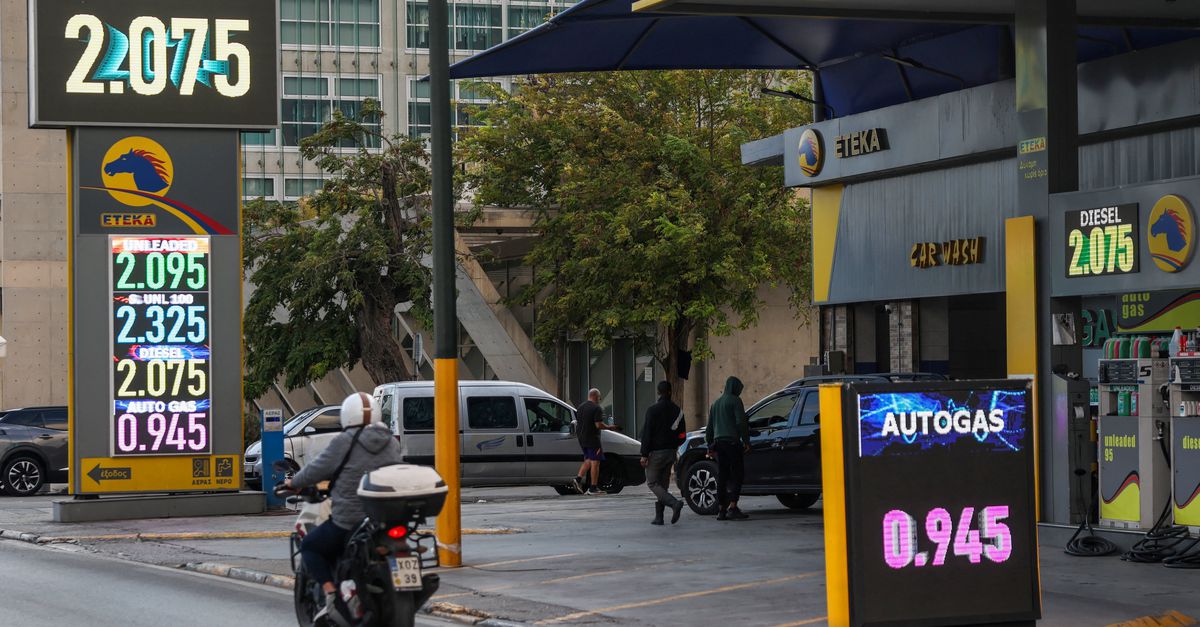 Een automobilist rijdt langs een tankstation in Athene, Griekenland