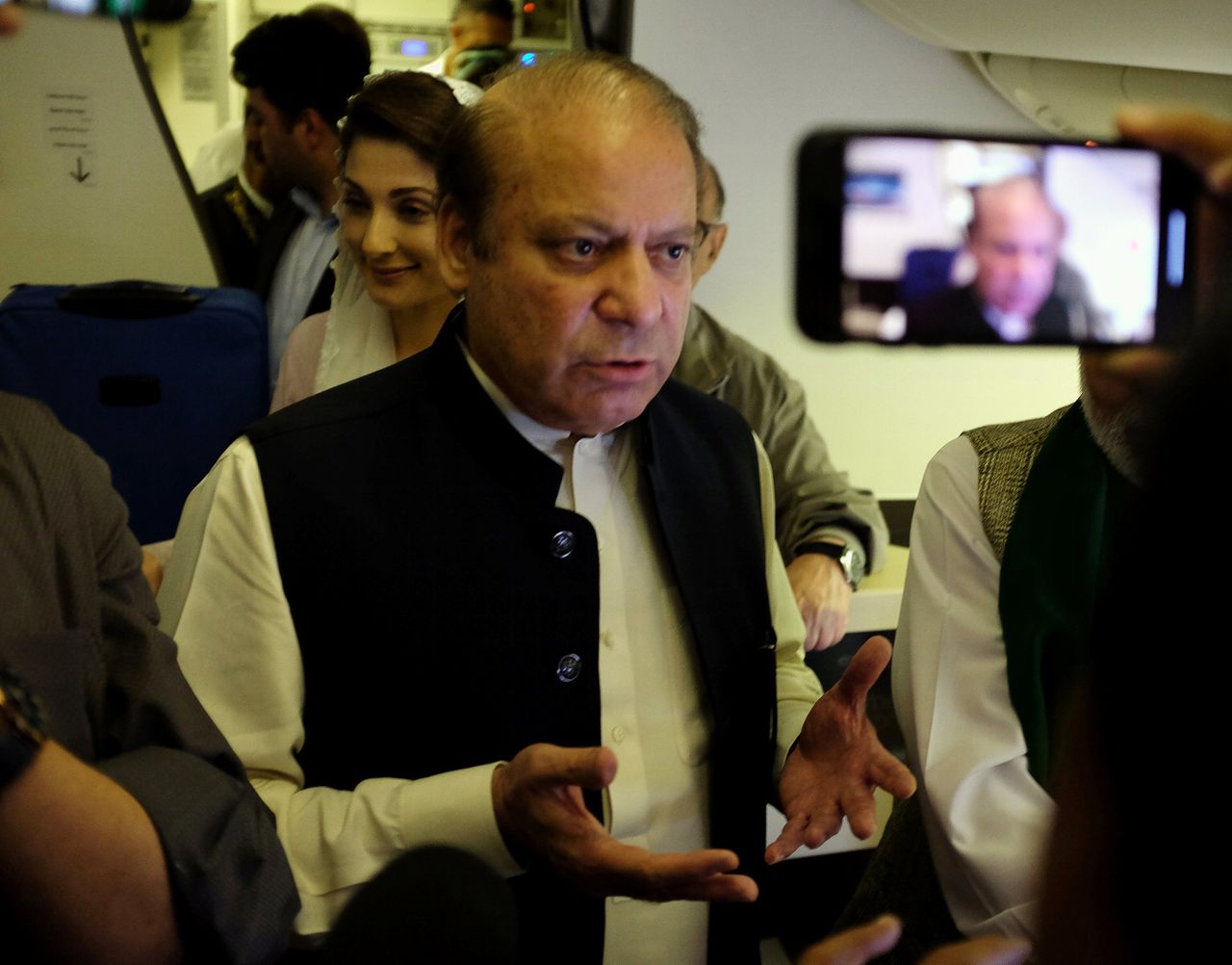 Voormalig premier Nawaz Sharif in het vliegtuig onderweg naar Lahore.