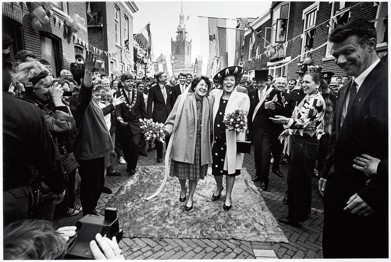 Op Koninginnedag 1992 bezocht koningin Beatrix Rotterdam, hier in Overschie samen met prinses Margriet. Links toenmalig burgemeester Bram Peper.