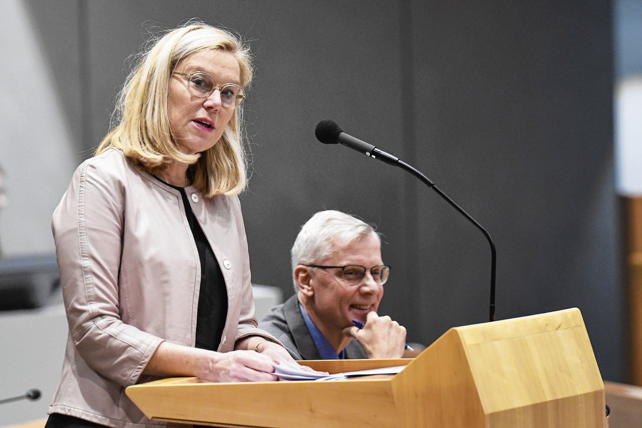 Minister Sigrid Kaag (Financiën, D66) en staatssecretaris Marnix van Rij (Fiscaliteit, CDA), tijdens een debat in de Tweede Kamer.