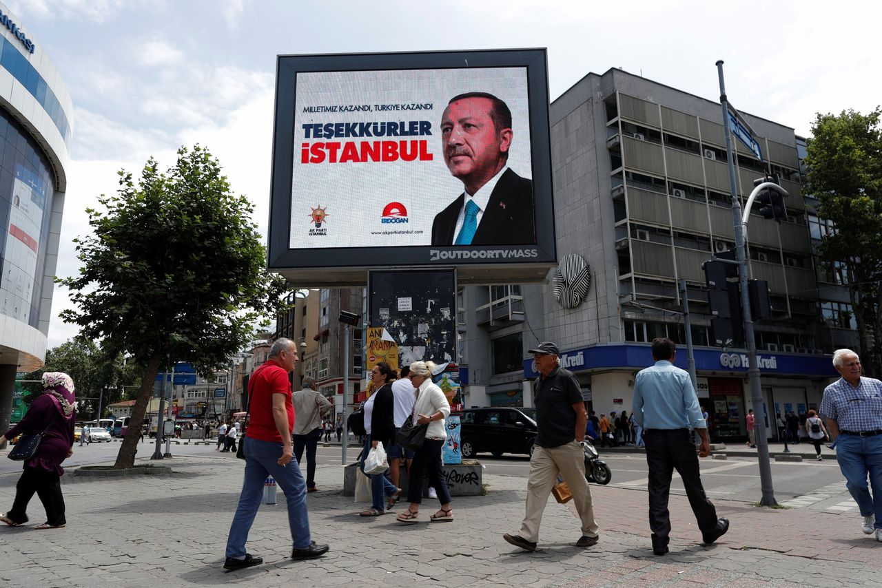 Een poster met het gezicht van Erdogan, met de tekst: "Ons volk heeft gewonnen, Turkije heeft gewonnen. Dankjewel Istanbul."