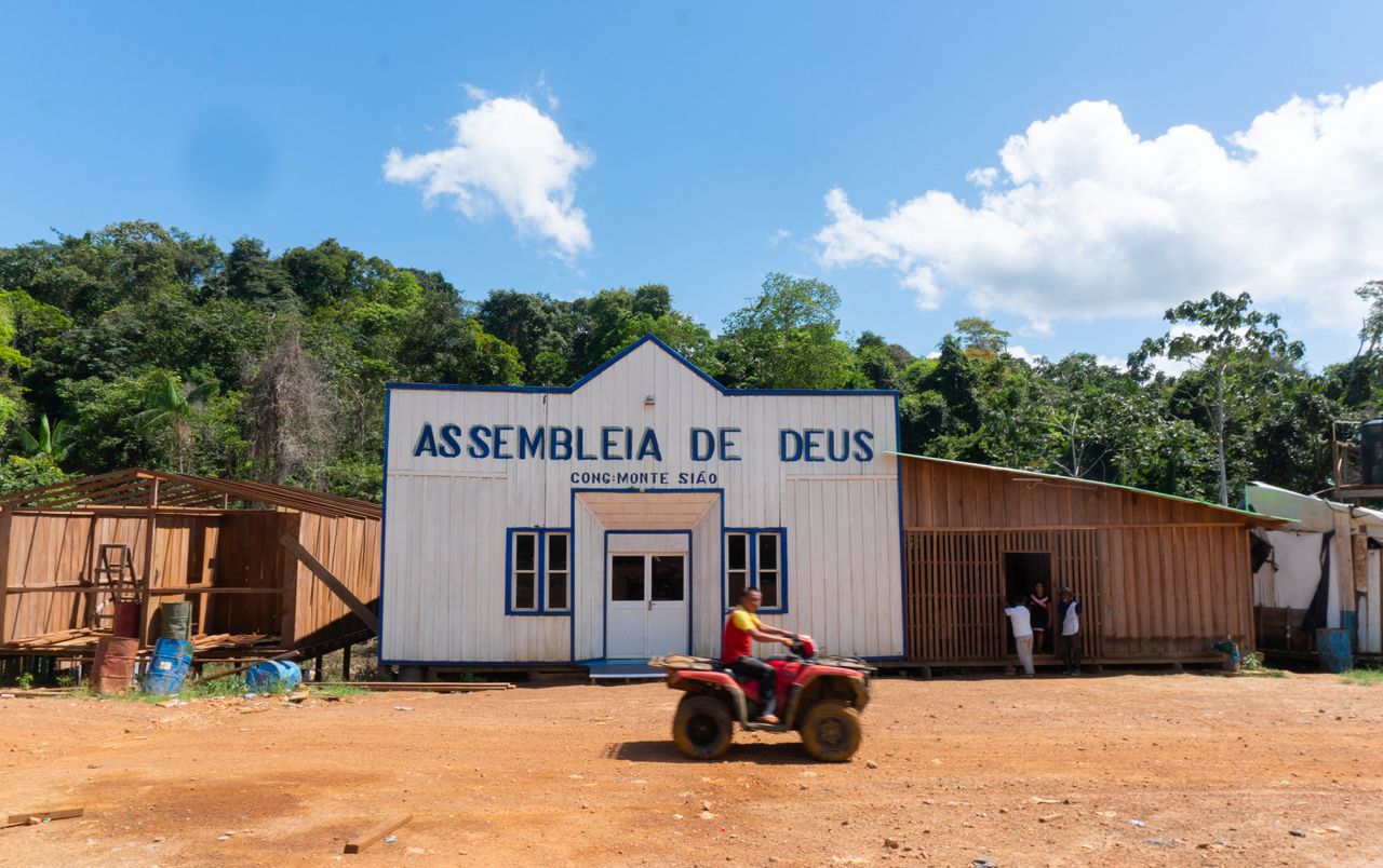 Assembleia de Deus, de lokale kerk op steenworp afstand van het bordeel. In veel goudzoekersdorpen zijn de supermarkt, het bordeel en de kerk de belangrijkste gebouwen. De voorgevel geeft je het gevoel dat je de filmset van een Western bent binnengestapt.