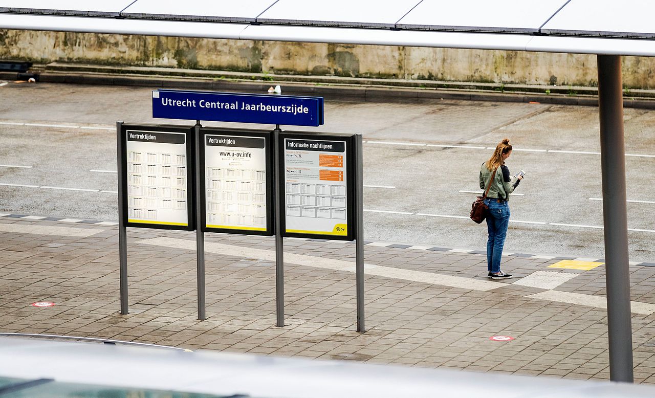 Een reiziger bij het busstation Jaarbeurs in Utrecht wacht tevergeefs op vervoer tijdens een landelijke staking van het regiovervoer.
