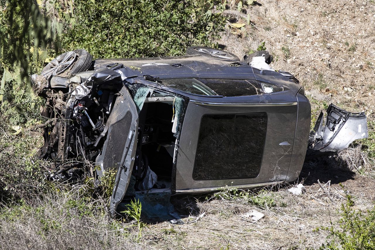 De auto van golfer Tiger Woods dinsdag na het ongeluk in Rancho Palos Verdes, Californië.