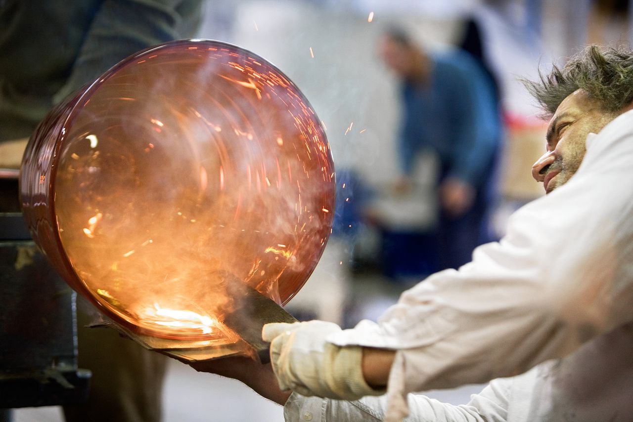Een glaskunstenaar aan het werk bij Royal Leerdam Crystal.