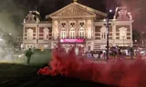 Rookbommen voor het Concertgebouw in Amsterdam zondagavond.