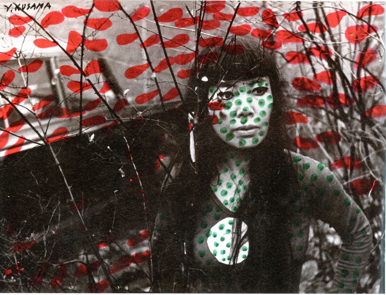 Portret van Yayoi Kusama in Den Haag, in 1967. Kusama bewerkte zelf de foto die gemaakt werd door Harrie Verstappen.