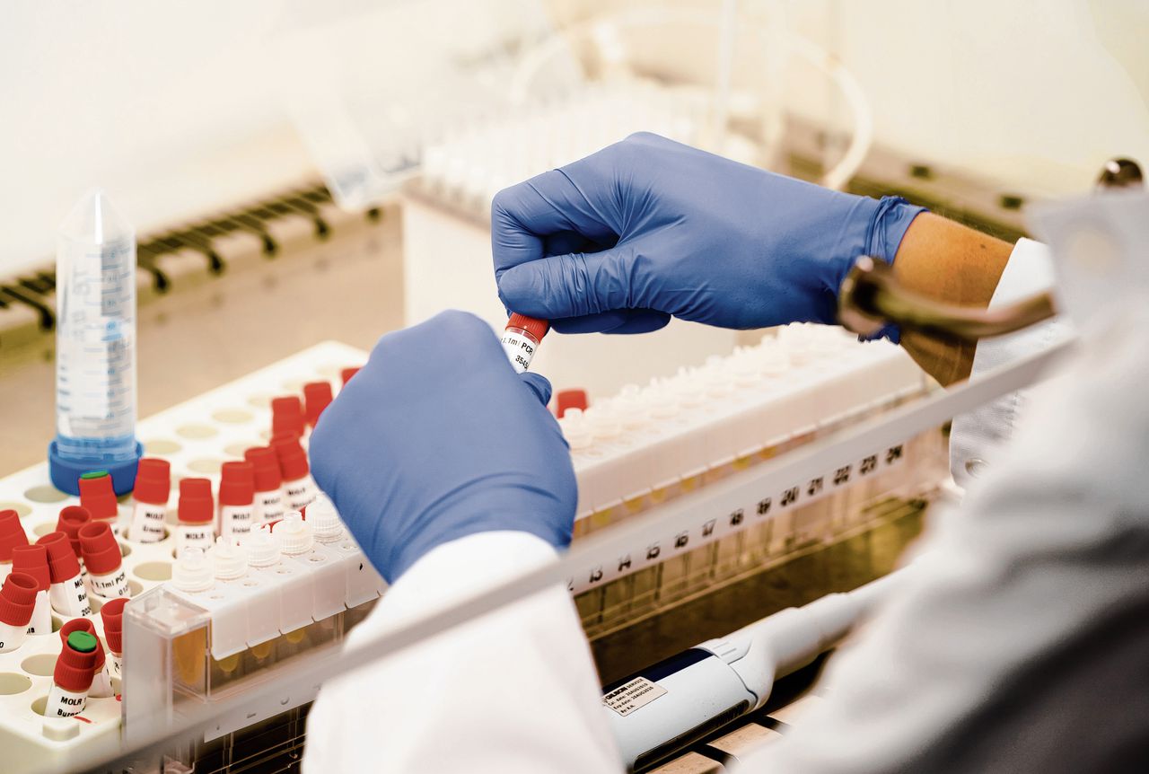 Een medewerker van een laboratorium in Leiden voert een pcr-test uit op aanwezigheid van het nieuwe coronavirus.