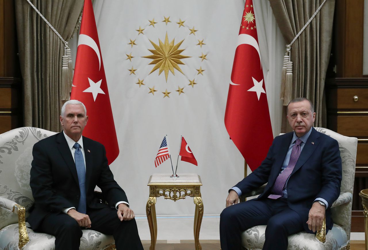 De Amerikaanse vicepresident Mike Pence (links) en de Turkse president Erdogan sloten woensdag een overeenkomst over het staakt-het-vuren.