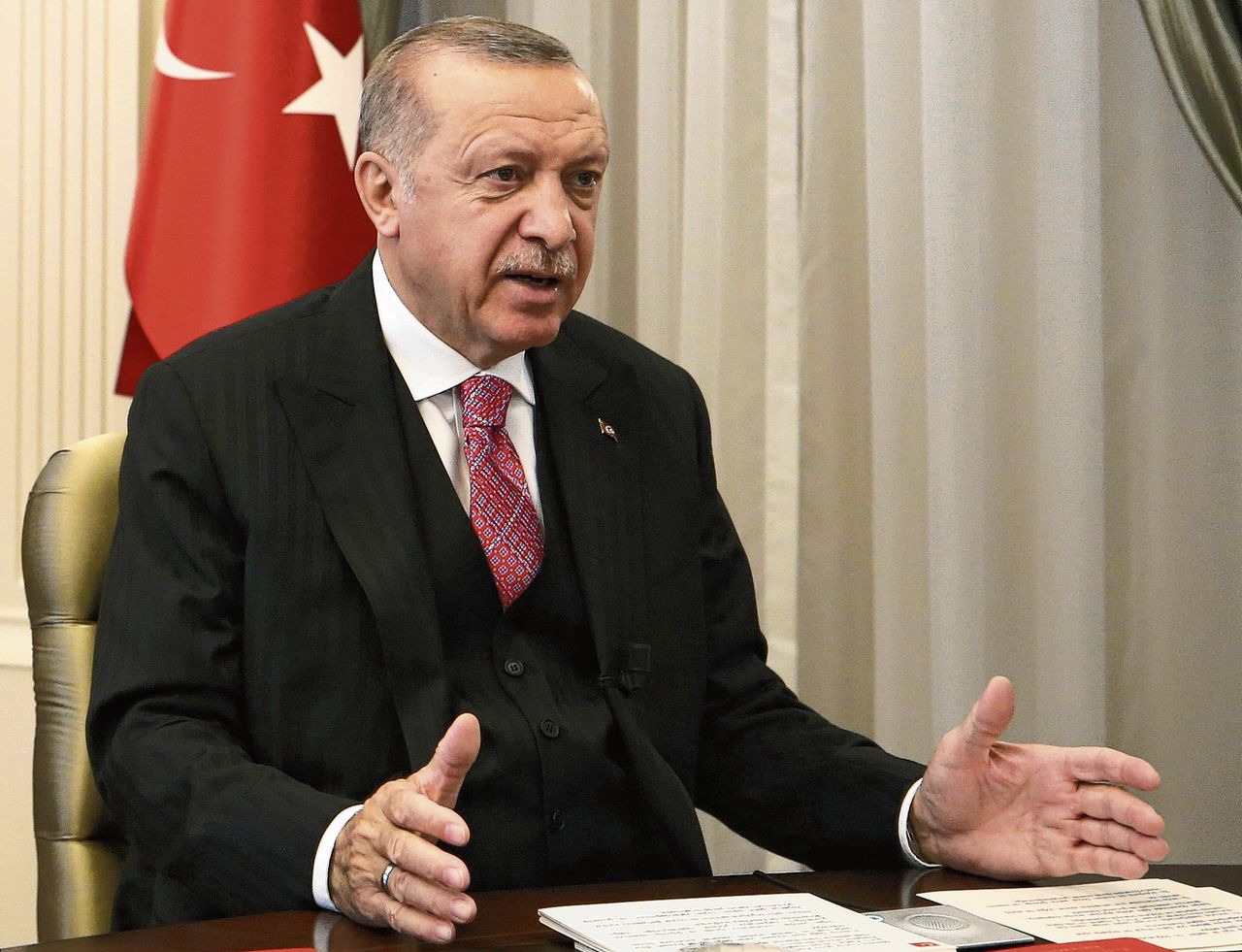 De Turkse president Erdogan pleit voor meer overheidscontrole op sociale media nadat zijn schoonzoon beledigende reacties kreeg op Twitter.