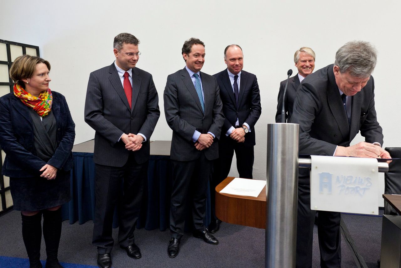 Chris Vogelzang, derde van links, wordt de nieuwe bestuursvoorzitter van het Deense Danske Bank.