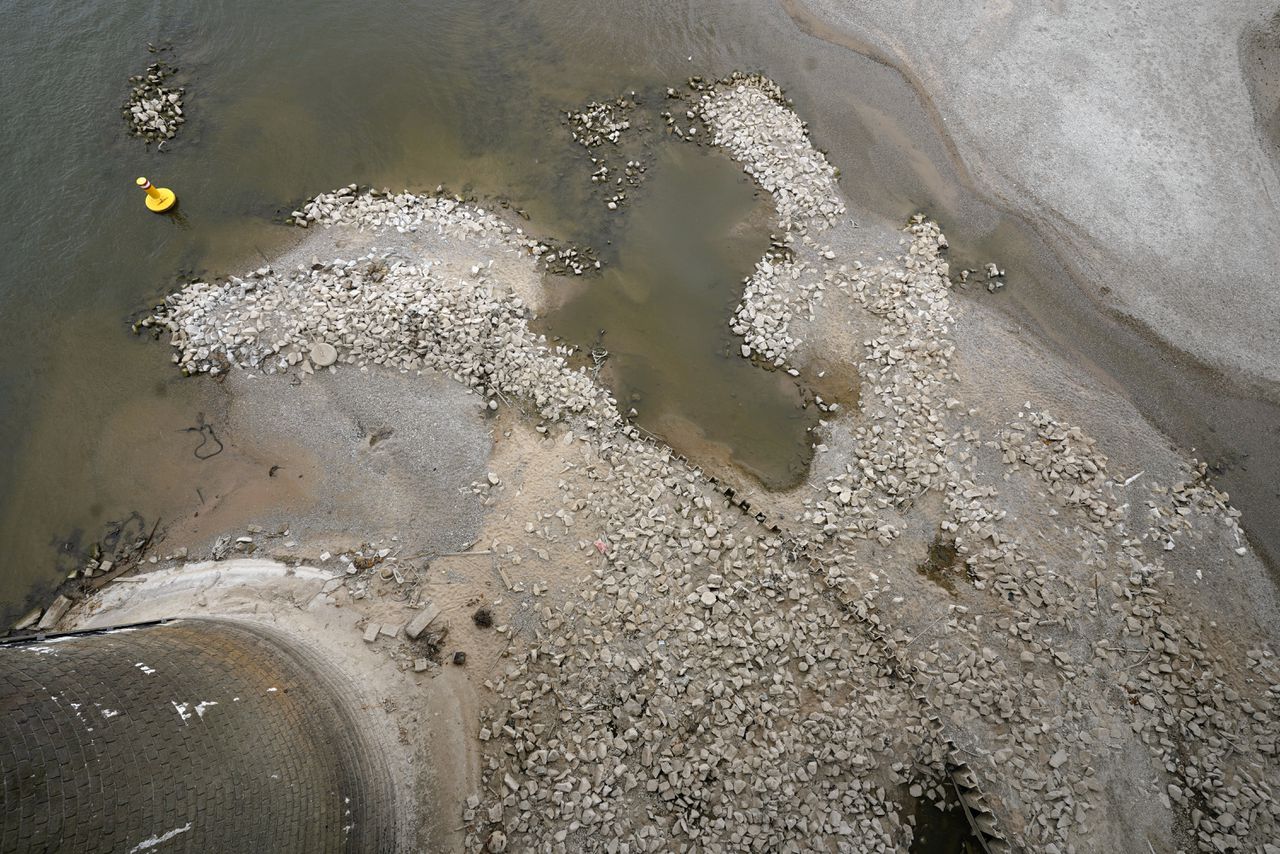 Niet eerder stond het water van de Waal zo laag als eind augustus 2022.