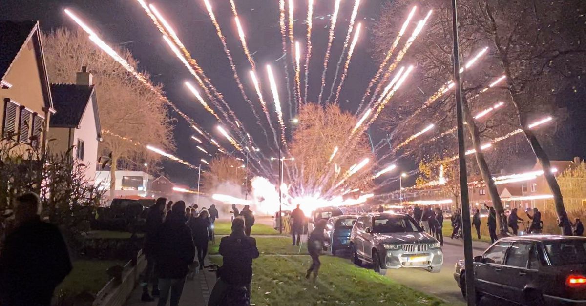 @Sheilalaka? en collega's gingen kijken in de drie gemeentes en spraken met buurtbewoners, burgemeesters en politie, en ook met Matthias Declerq die als Vlaming undercover ging op Urk.