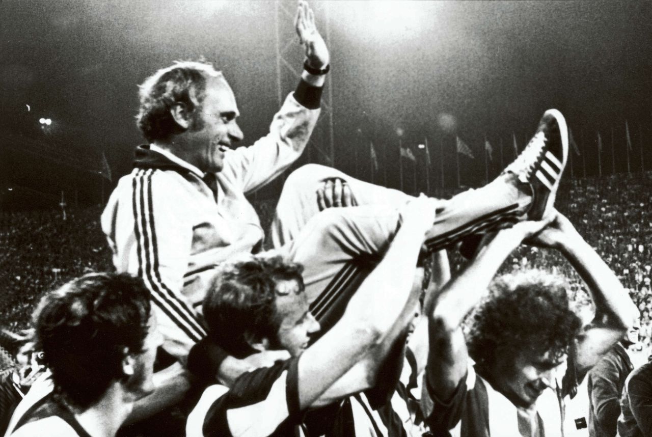 Udo Lattek gaat, in 1972, op de schouders van spelers van Bayern München na het behalen van het kampioenschap.