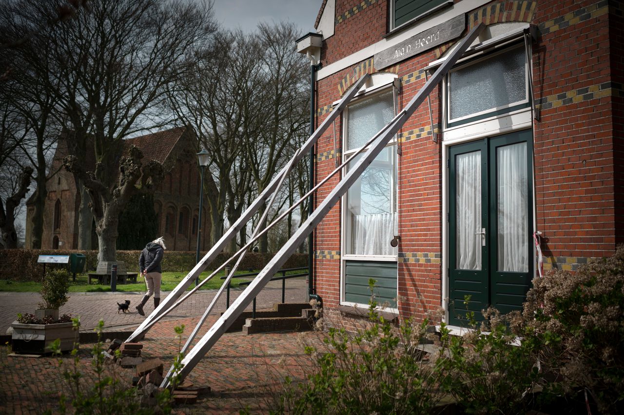 Het dorpshuis in het Groningse dorp Leermens raakte door de aardbevingen zwaar beschadigd.