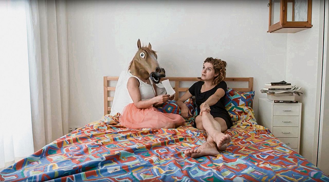Regisseurs Niki Padidar (met paardenhoofd) en Laura Hermanides in 'De kunst van het maken', een interviewreeks gemaakt voor het afscheid van het Mediafonds.