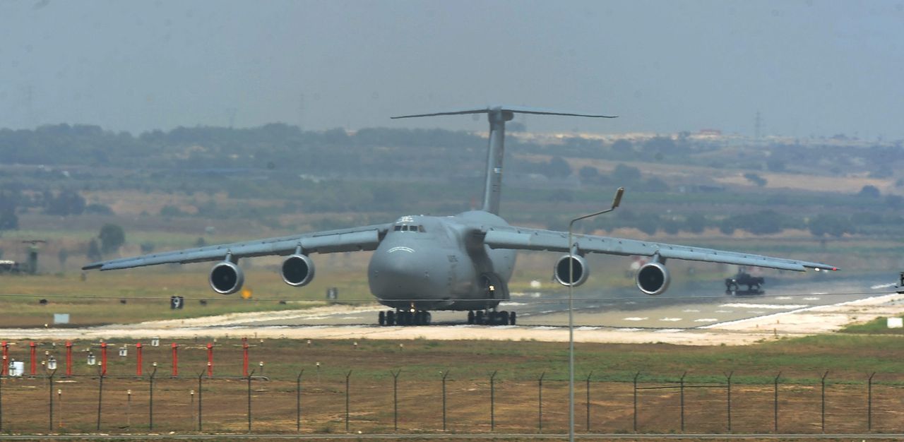 Een Amerikaans vrachtvliegtuig brengt materieel naar een militaire basis in Turkije, waarvandaan onder meer luchtaanvallen worden uitgevoerd op doelen van IS.