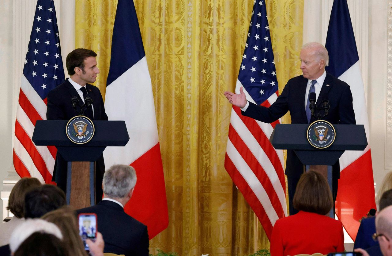 De Amerikaanse president Joe Biden (rechts) spreekt tijdens een gezamenlijke persconferentie met zijn Franse ambtgenoot Emmanuel Macron, donderdag in het Witte Huis.