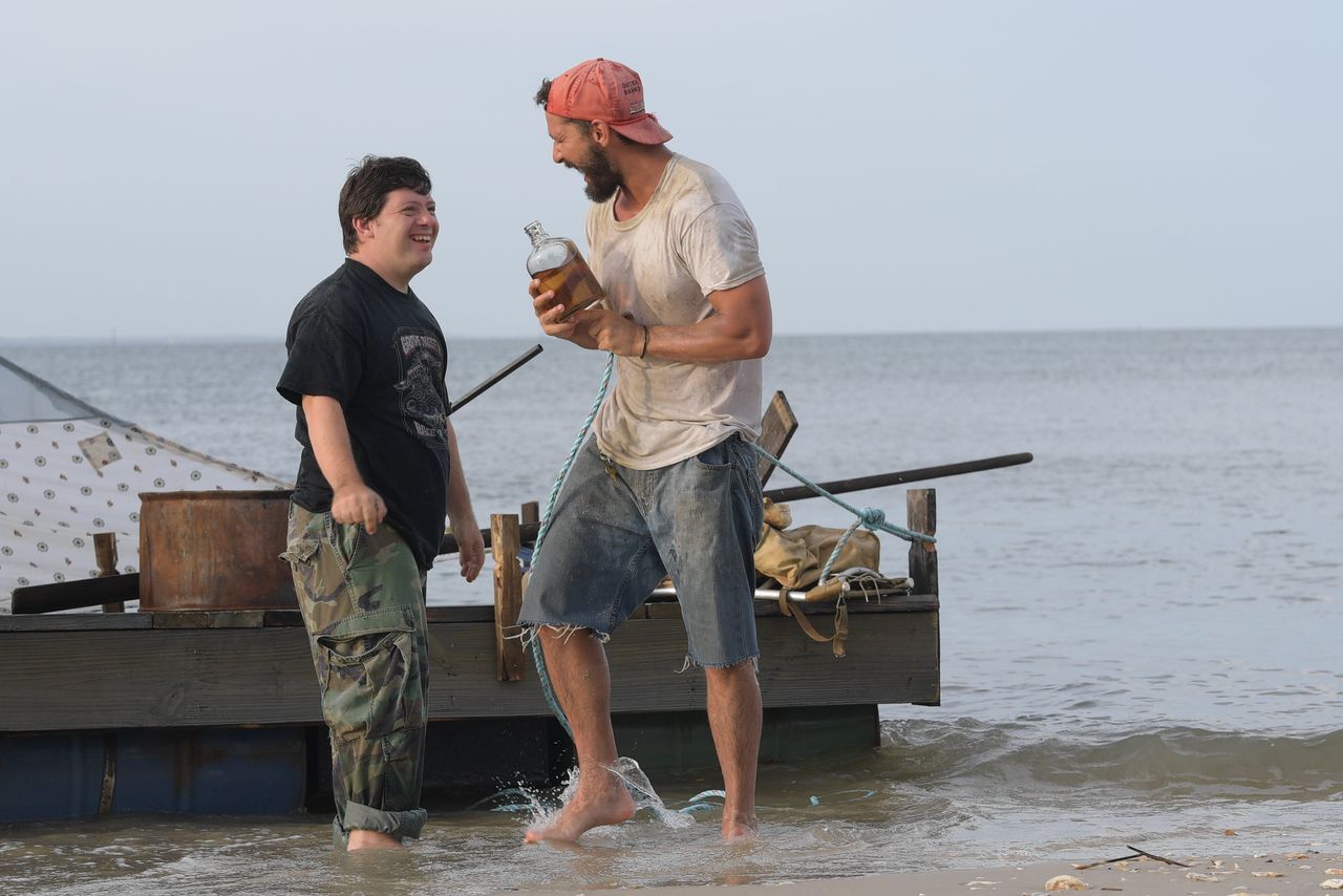 Zak (Zack Gottsagen) en Tyler (Shia LaBeouf) op reis per vlot in ‘The Peanut Butter Falcon’.