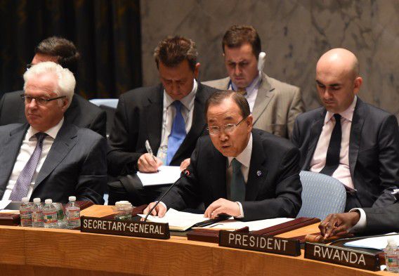 Secretaris-generaal van de Verenigde Naties Ban Ki-moon (midden) tijdens de ingelaste vergadering van de VN-Veiligheidsraad.