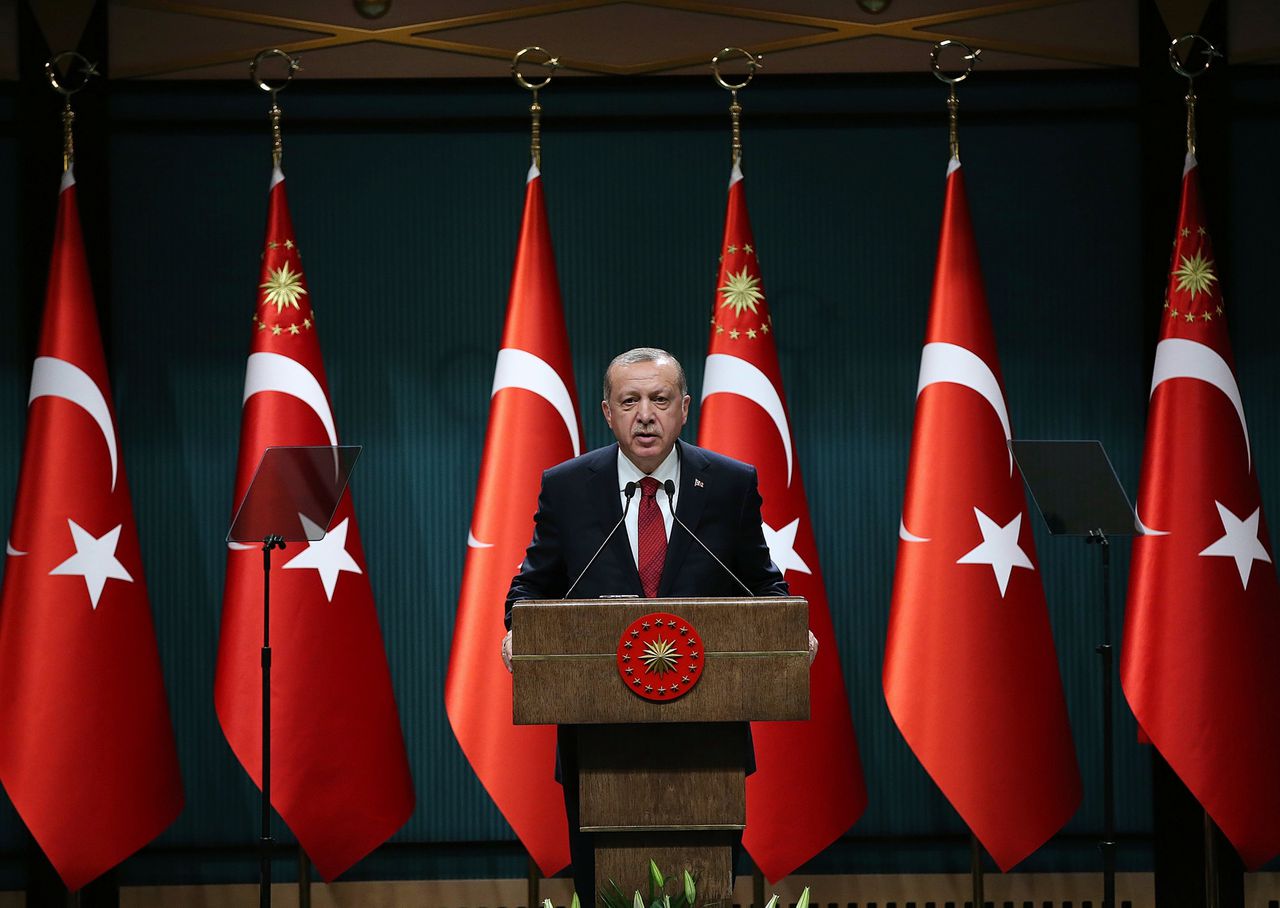 De Turkse president Erdogan kondigde woensdag vervroegde verkiezingen aan – op 24 juni moeten de Turken naar de stembus. Volgens de president zijn de vervroegde verkiezingen cruciaal, ze kunnen Erdogan meer macht geven.