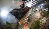 Bij een explosie gevolgd door een grote brand aan in het Amsterdamse Osdorp zijn zeker zeven gewonden gevallen. 