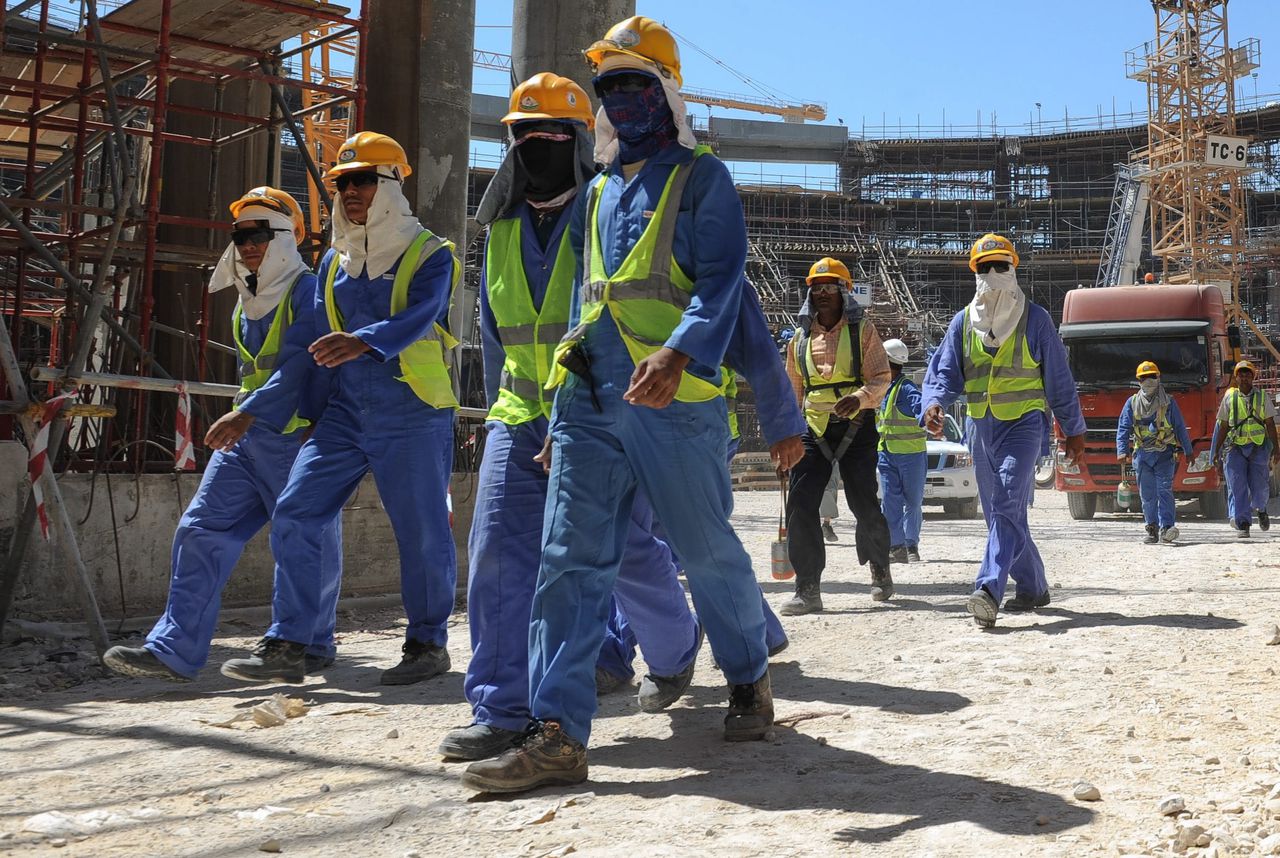 Arbeidsmigranten werken aan de bouw van een stadion in aanloop naar het WK van 2022.