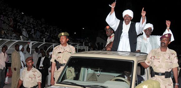 Caption: Sudan's President Omar Hassan al-Bashir waves to supporters in Port Sudan, capital of Red Sea State June 21, 2011. President al-Bashir threatened on Tuesday to shut down oil pipelines if the south refuses to pay transit fees or continue sharing oil revenues after it secedes next month. South Sudan will become a separate country on July 9, but the two sides have yet to come to a final arrangement on how to manage the oil industry after the split. REUTERS/Stringer (SUDAN - Tags: POLITICS ENERGY CIVIL UNREST BUSINESS)