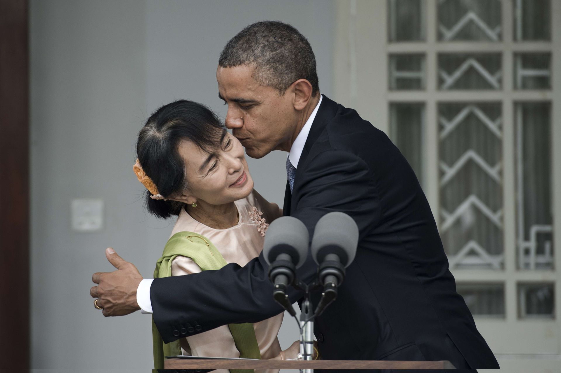 Неприятен поцелуй. Аун Сан Су Чжи политик. Аун Сан Су Чжи геноцид. Барак и поцелуи. Аун.