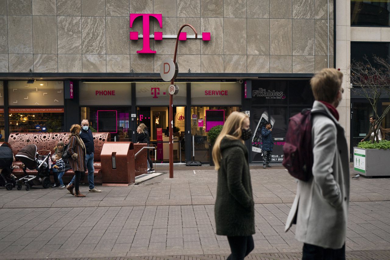 Winkel van telecomprovider T-Mobile in het centrum van Den Haag.