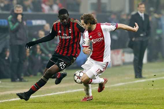 Mario Balotelli van AC Milan in duel met Daley Blind van Ajax.