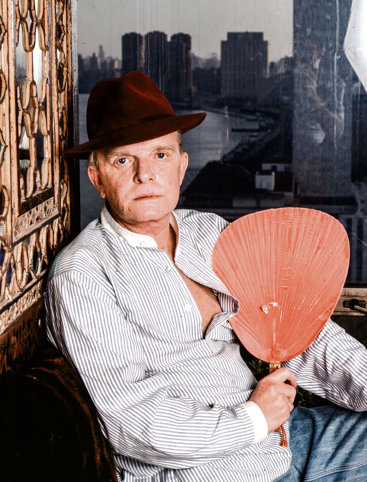 Truman Capote in 1980: ‘Hij maakte naam als causeur en bohémien, een onderdeurtje met een lispelende, hoge stem’