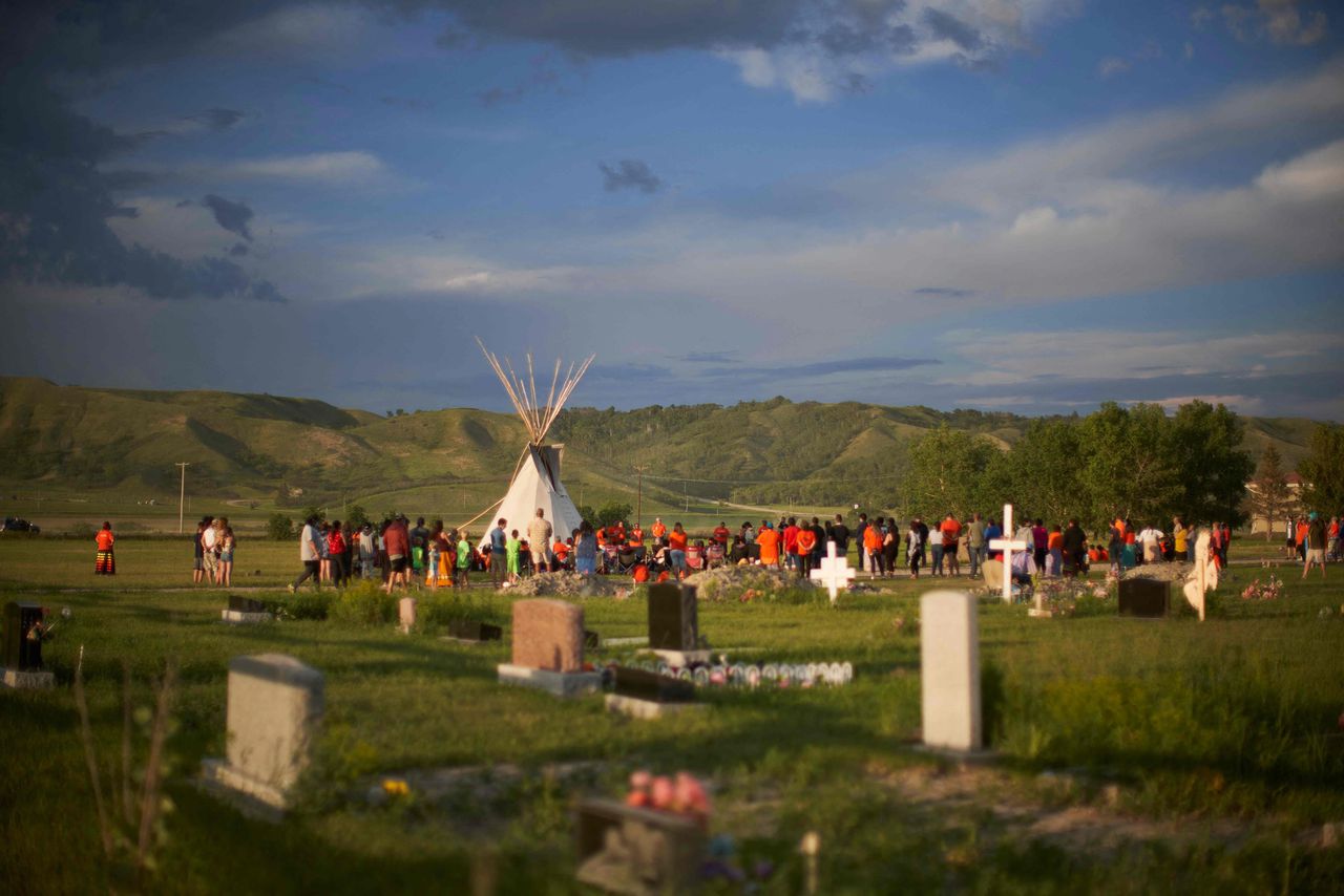Een wake bij de plek in Saskatchewan, Canada, waar afgelopen week resten werden gevonden van inheemse kostschoolkinderen.