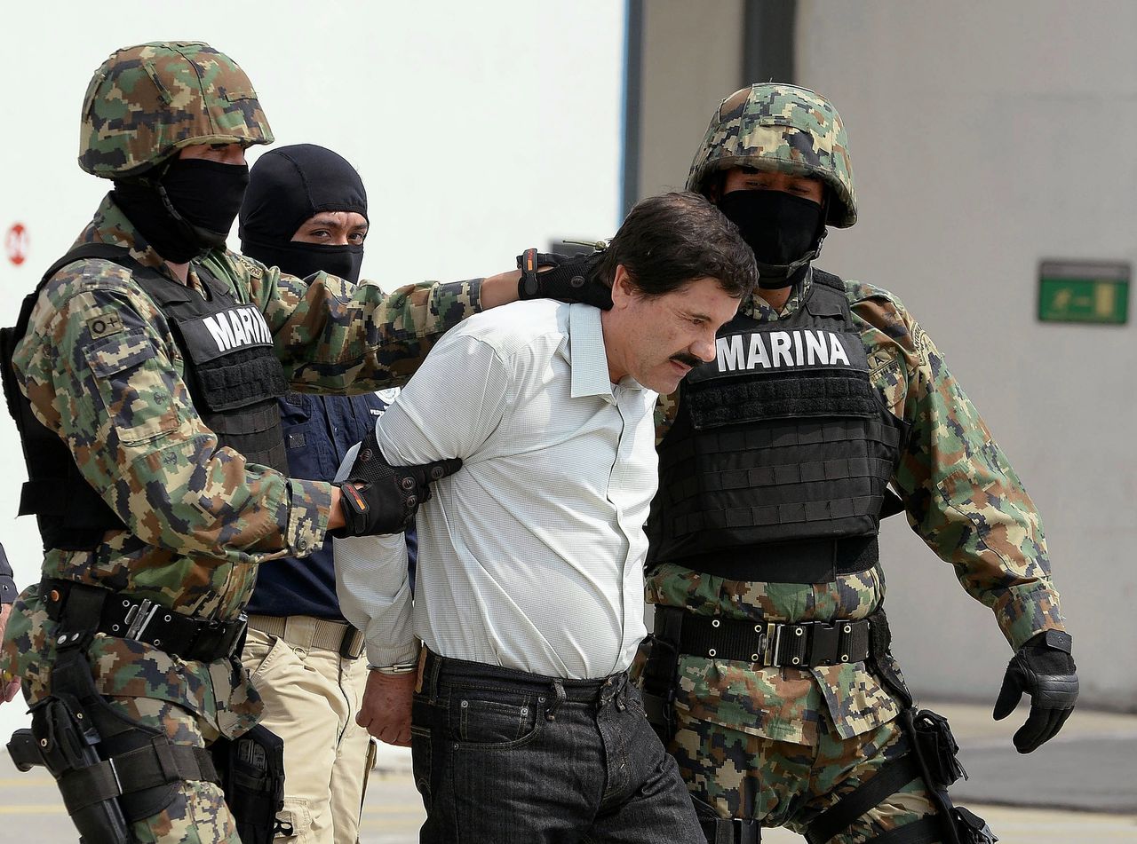 Joaquin Guzman Loera, ofwel el Chapo, wordt begeleid door mariniers na zijn arrestatie.